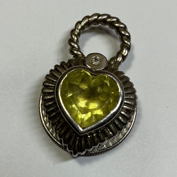 Vintage Sterling Silver Peridot heart shaped pendant. 1 1/8 inches long - Picture 3 of 5